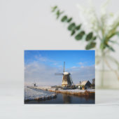 Windmolen in de sneeuw in een nederlands winterlan briefkaart (Staand voorkant)