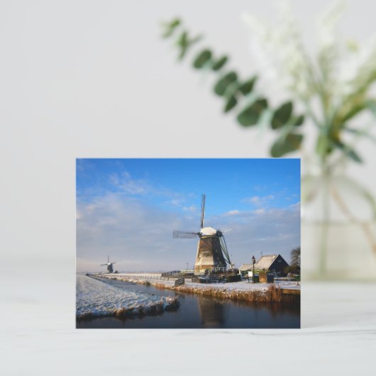 Windmolen in de sneeuw in een nederlands winterlan briefkaart (Staand voorkant)