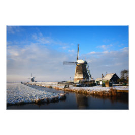 Windmolen in de sneeuw in een nederlands winterlan foto afdruk