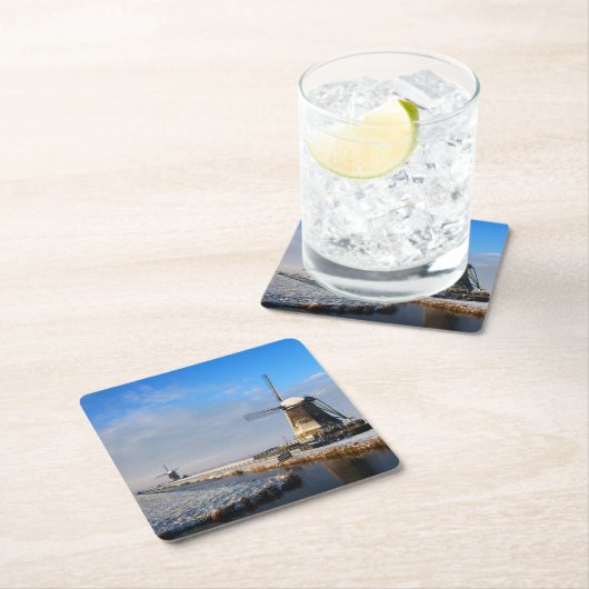 Windmolen in de sneeuw in een nederlands winterlan kartonnen onderzetters (Insitu)