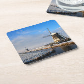 Windmolen in de sneeuw in een nederlands winterlan kartonnen onderzetters (Schuin)