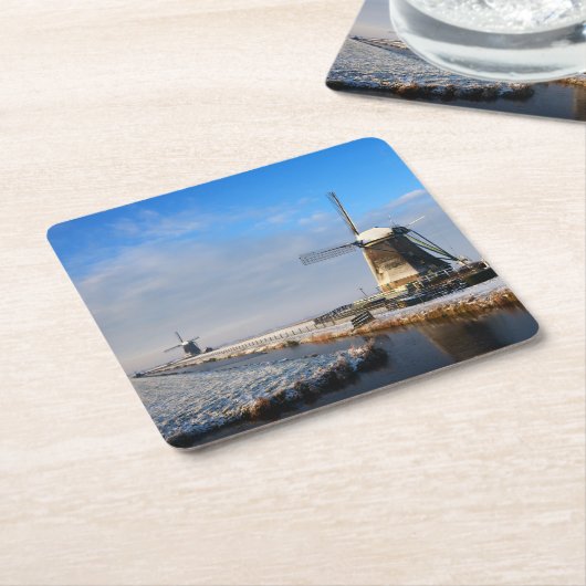 Windmolen in de sneeuw in een nederlands winterlan kartonnen onderzetters (Schuin)