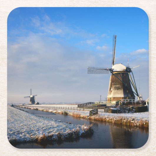Windmolen in de sneeuw in een nederlands winterlan kartonnen onderzetters (Voorkant)