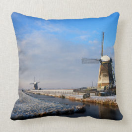 Windmolen in de sneeuw in een nederlands winterlan kussen