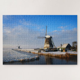 Windmolen in de sneeuw in een nederlands winterlan legpuzzel