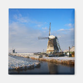 Windmolen in de sneeuw in een nederlands winterlan magneet (Voorkant)