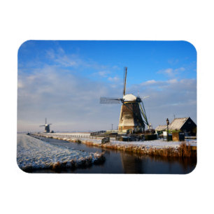 Windmolen in de sneeuw in een nederlands winterlan magneet
