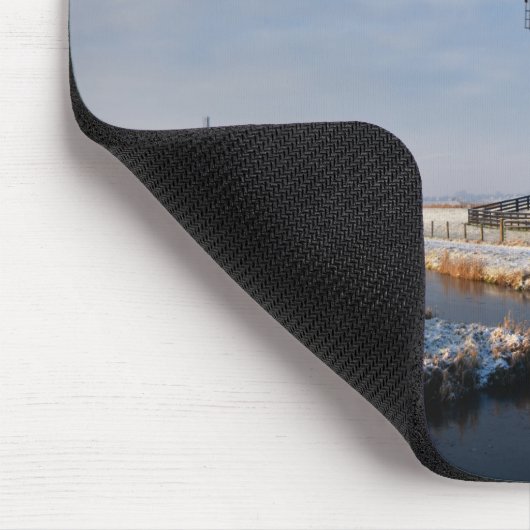 Windmolen in de sneeuw in een nederlands winterlan muismat (Hoek)