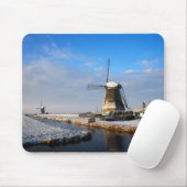 Windmolen in de sneeuw in een nederlands winterlan muismat (Met muis)