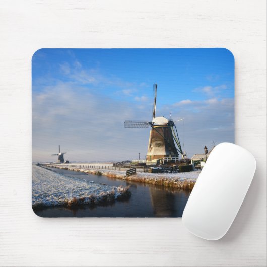 Windmolen in de sneeuw in een nederlands winterlan muismat (Met muis)