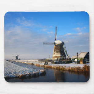Windmolen in de sneeuw in een nederlands winterlan muismat