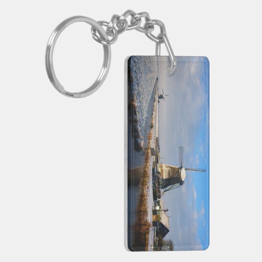 Windmolen in de sneeuw in een nederlands winterlan sleutelhanger (Voorkant Links)