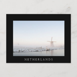 Windmolen in de sneeuw in het briefkaart met zwart