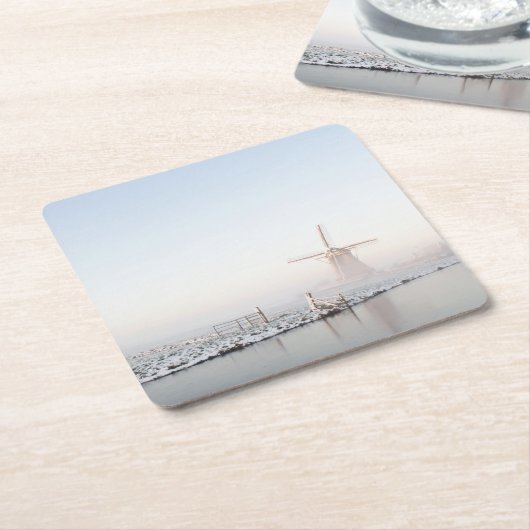 Windmolen in de sneeuw in het onderzetter van de w (Schuin)