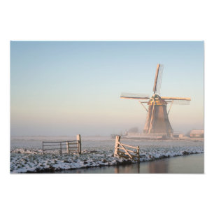 Windmolen in de sneeuw tegen zonsopgang fotoprint foto afdruk