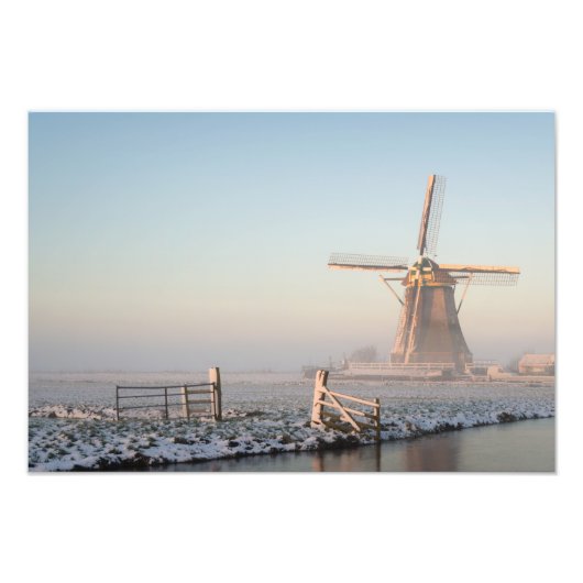 Windmolen in de sneeuw tegen zonsopgang fotoprint foto afdruk (Voorkant)