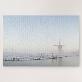 Windmolen in een sneeuwwit landschap in de winter legpuzzel