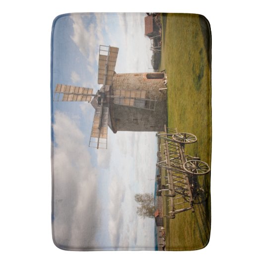 Windmolen in groen veld en witte wolken en blauwe  badmat (Voorkant Verticaal)