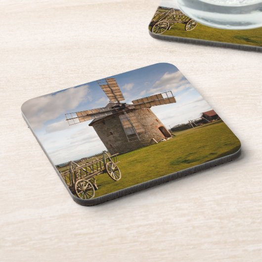 Windmolen in groen veld en witte wolken en blauwe  bier onderzetter (Linkerzijde)