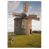 Windmolen in groen veld en witte wolken en blauwe  klembord (Achterkant)