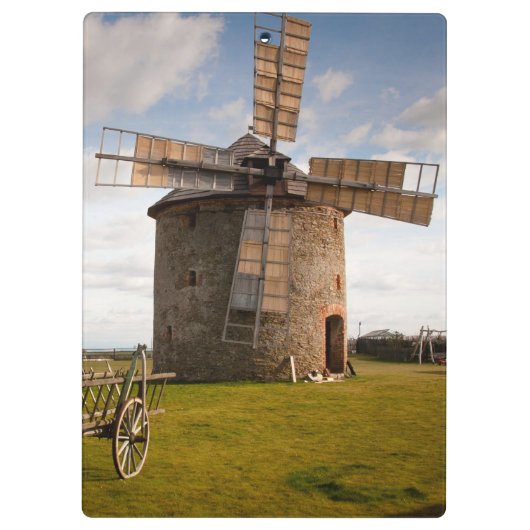 Windmolen in groen veld en witte wolken en blauwe  klembord (Achterkant)