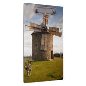 Windmolen in groen veld en witte wolken en blauwe  klembord (Rechts)