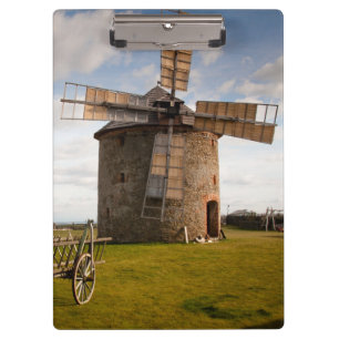Windmolen in groen veld en witte wolken en blauwe klembord