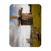 Windmolen in groen veld en witte wolken en blauwe  magneet (Verticaal)
