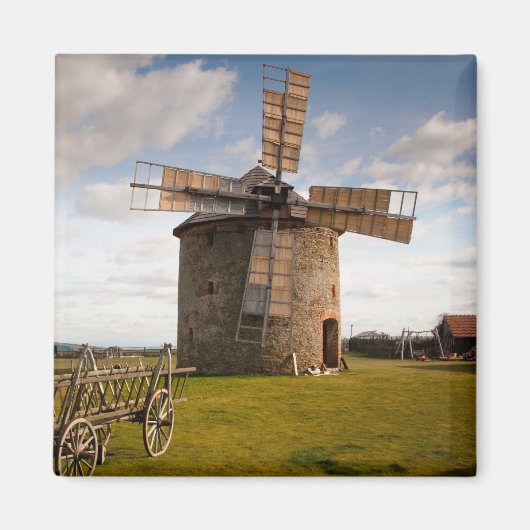 Windmolen in groen veld en witte wolken en blauwe  magneet (Voorkant)