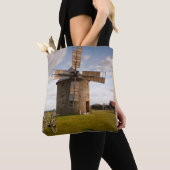 Windmolen in groen veld en witte wolken en blauwe  tote bag (Dichtbij)