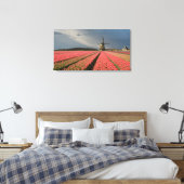 Windmolen met roze tulpen in de lente canvas afdruk (Insitu (Slaapkamer))