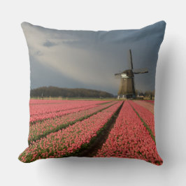 Windmolen met roze tulpen in de lente kussen
