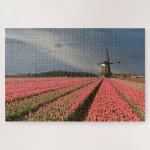 Windmolen met roze tulpen in de lente legpuzzel
