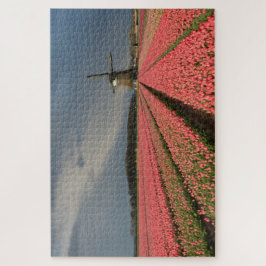 Windmolen met roze tulpen in de lente legpuzzel