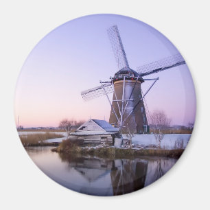 Windmolen tijdens zonsopgang in Holland rond magne Magneet