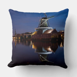 windmolen van Leidschendam met nachtelijke reflect Kussen