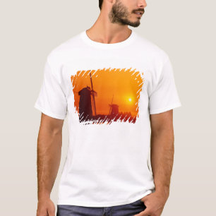 Windmolens bij zonsondergang, Schermerhorn, Nederl T-shirt