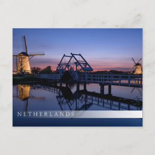 Windmolens en een brug bij briefkaart met zonnesta