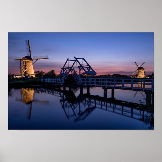 Windmolens en een brug bij zonsondergang poster (Voorkant)