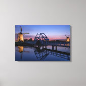Windmolens en een ophaalbrug bij zonsondergang can canvas afdruk (Voorkant)