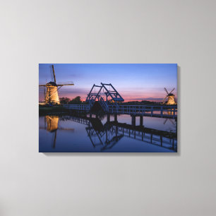 Windmolens en een ophaalbrug bij zonsondergang can canvas afdruk