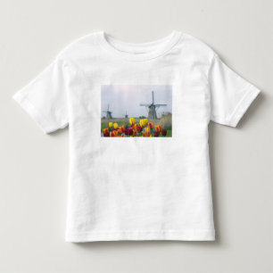 Windmolens en tulpen langs het kanaal in kinder shirts