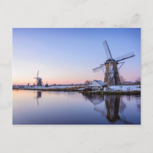 Windmolens in de winter langs een bevroren rivier briefkaart