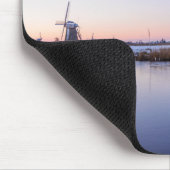 Windmolens in de winter tijdens een zonnemousepad muismat (Hoek)