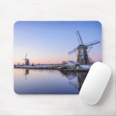 Windmolens in de winter tijdens een zonnemousepad muismat (Met muis)