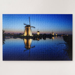 Windmolens met waterreflectie in Blue Hour Legpuzzel