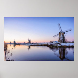 Windmolens tijdens een zonsopgang in het Holland p Poster