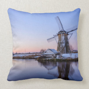 Windmolens tijdens een zonsopgang in Nederland goo Kussen