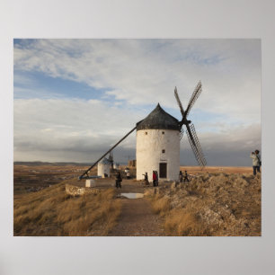 windmolens van de Antiek La Mancha, met bezoekers Poster