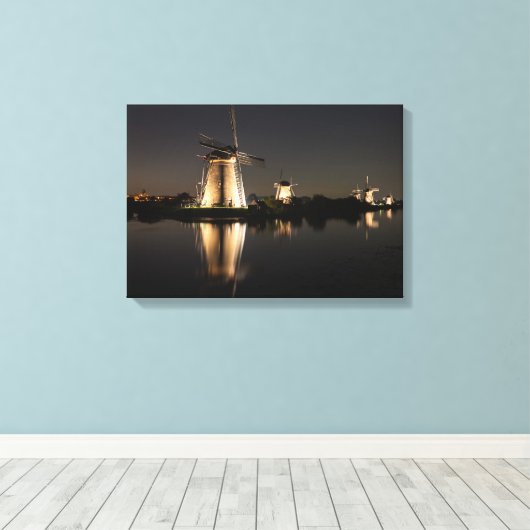 Windmolens verlicht bij nacht canvas print (Insitu (Houten vloer))
